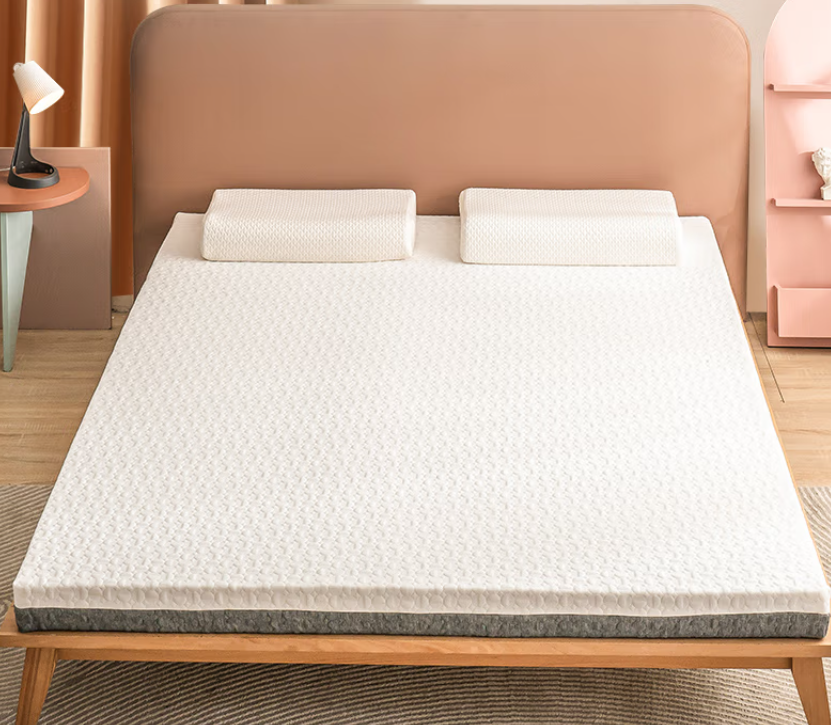 其地理位置和免费班车服务具备一定便利性