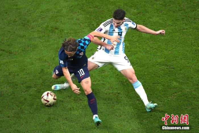 梅西点球破局 阿尔瓦雷斯双响助阿根廷挺进决赛