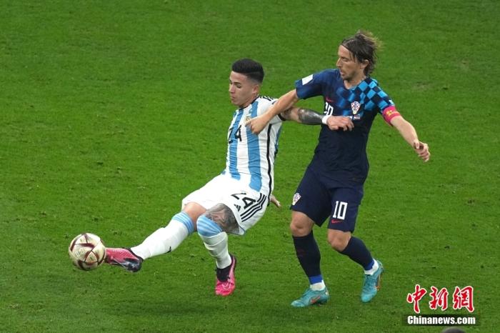 梅西点球破局 阿尔瓦雷斯双响助阿根廷挺进决赛