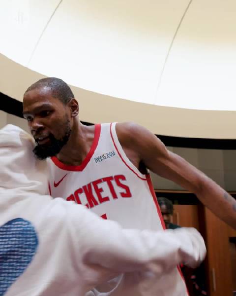 火箭更衣室冲突升级 球员互泼水引热议 比赛翻盘