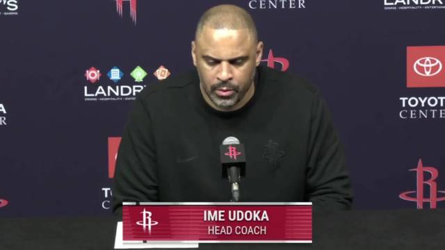 火箭更衣室冲突升级 球员互泼水引热议 比赛翻盘