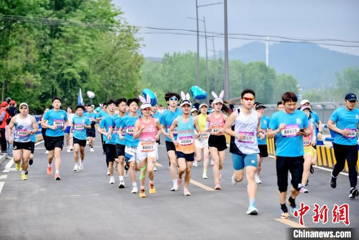 秦岭山水间4000余名跑者竞速：脚步丈量西乡茶乡