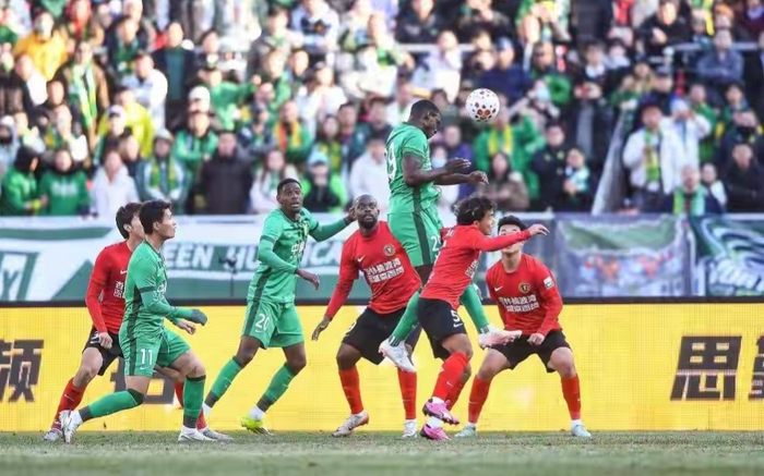 北京国安遭裁判误判两度失分 球迷怒斥积分被黑