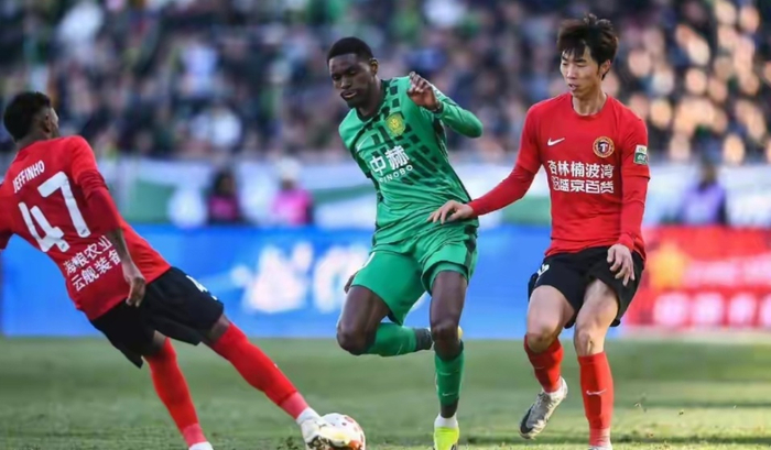 北京国安遭裁判误判两度失分 球迷怒斥积分被黑