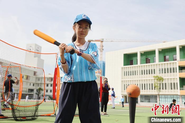 青海高原棒球运动兴起 青少年参与热情高涨